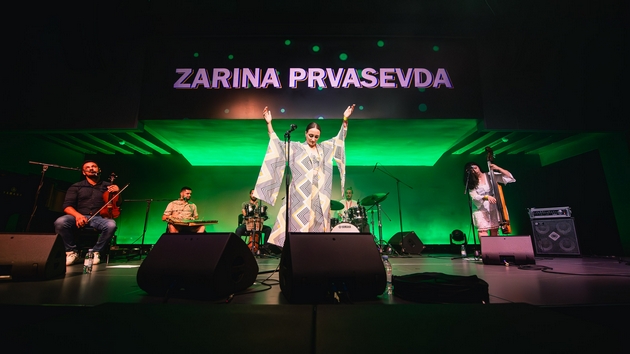 muzichkoto-patuvanje-kadifeno-na-vokalistkata-zarina-prvasevda-zaedno-so-svetskite-virtuozi-dzhenk-erdogan-i-ahmet-alan-vo-filharmonija-na-20-dekemvri-06.JPG