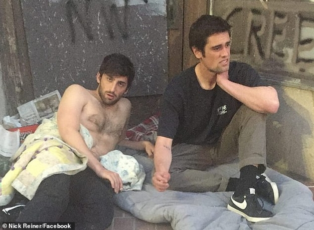 novi-detali-za-ubistvoto-na-rezhiserot-i-soprugata-sinot-gi-ubil-so-nozh-dodeka-spiele-hotelskata-soba-bila-celata-so-krv-04.JPG