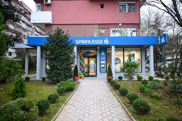otvoreni-renoviranite-ekspozituri-na-shparkase-banka-vo-kapishtec-i-vo-chair-01.JPG