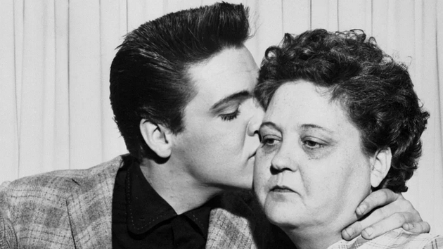 pomalku-poznatata-i-mrachna-strana-na-elvis-prisli-majka-mu-go-tretirala-kako-malo-dete-bil-opsednat-so-devici-03.JPG