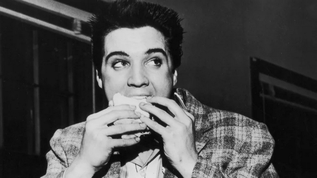 pomalku-poznatata-i-mrachna-strana-na-elvis-prisli-majka-mu-go-tretirala-kako-malo-dete-bil-opsednat-so-devici-05.JPG