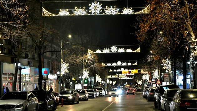 praznichna-magija-vo-kavadarci-mnogu-sijalichki-golema-elka-i-shtandovi-za-greeno-vino-na-ploshtadot-foto-04.JPG