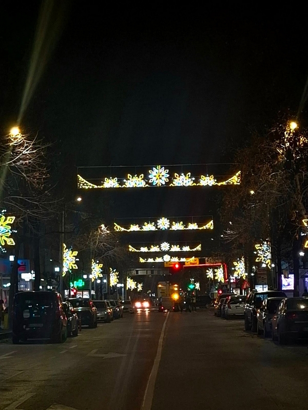 praznichna-magija-vo-kavadarci-mnogu-sijalichki-golema-elka-i-shtandovi-za-greeno-vino-na-ploshtadot-foto-05.JPG