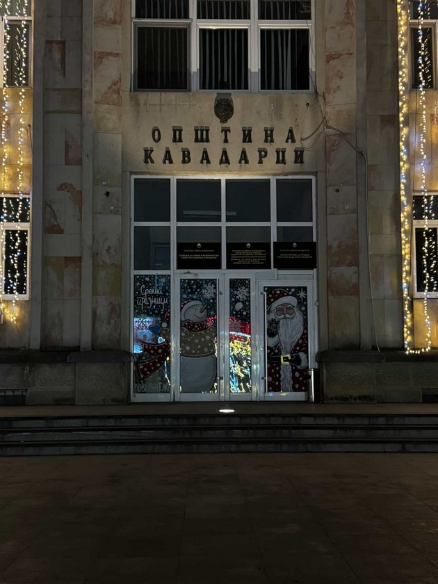 praznichna-magija-vo-kavadarci-mnogu-sijalichki-golema-elka-i-shtandovi-za-greeno-vino-na-ploshtadot-foto-12.JPG