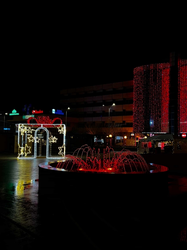 praznichna-magija-vo-kavadarci-mnogu-sijalichki-golema-elka-i-shtandovi-za-greeno-vino-na-ploshtadot-foto-14.JPG