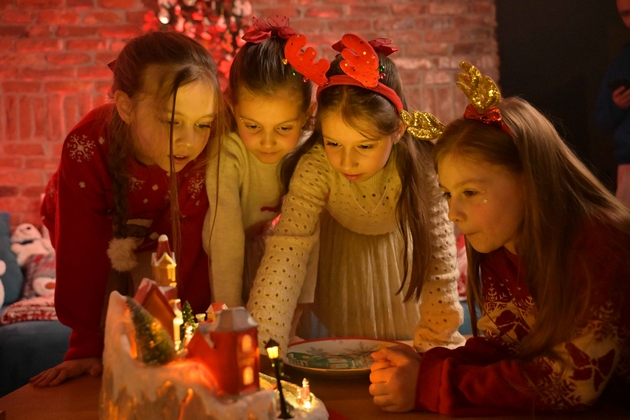 sarah-mace-and-the-girlzz-ja-zapochnuvaat-praznichnata-magija-so-neka-trepka-03.JPG
