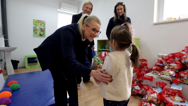 zaedno-za-radost-mtel-so-novogodishni-paketchinja-za-decata-od-jzu-centar-za-rehabilitacija-na-patologija-na-verbalna-komunikacija-skopje-02.JPG