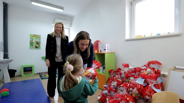 zaedno-za-radost-mtel-so-novogodishni-paketchinja-za-decata-od-jzu-centar-za-rehabilitacija-na-patologija-na-verbalna-komunikacija-skopje-03.JPG