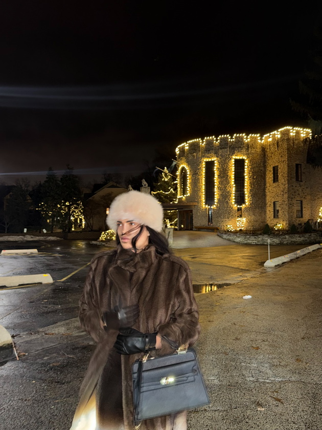 dizajnerkata-iva-spasovska-slaveshe-bozhikj-vo-chikago-gotvev-vechera-za-moi-lugje-deca-ne-peat-pred-vrata-kako-na-film-11.jpg