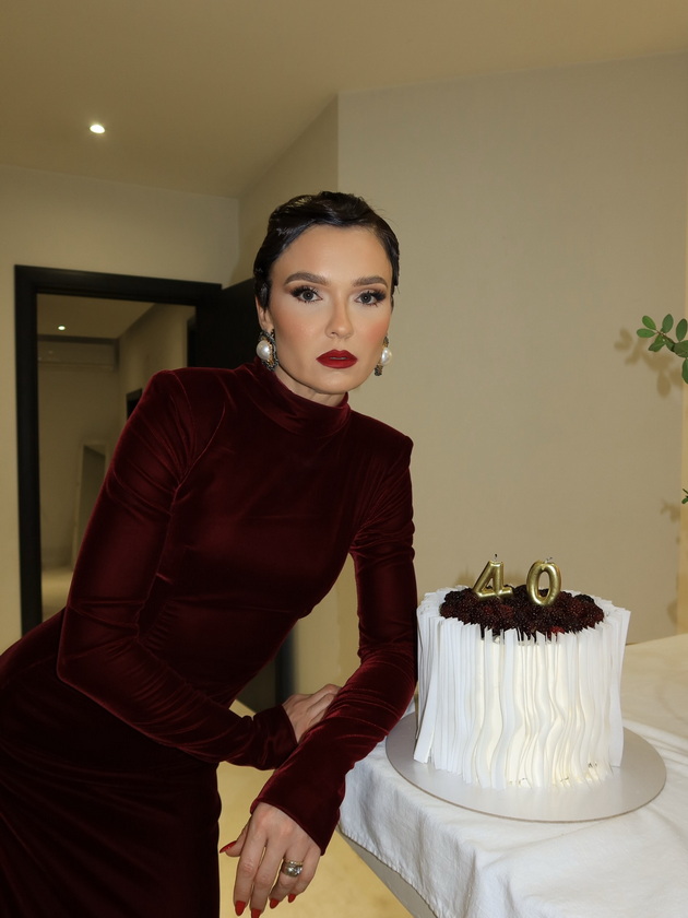 maja-kikiritkova-go-proslavi-40-tiot-rodenden-so-stil-soprugot-ja-baknuva-peat-karaoke-bela-torta-i-retro-frizura-03.jpg