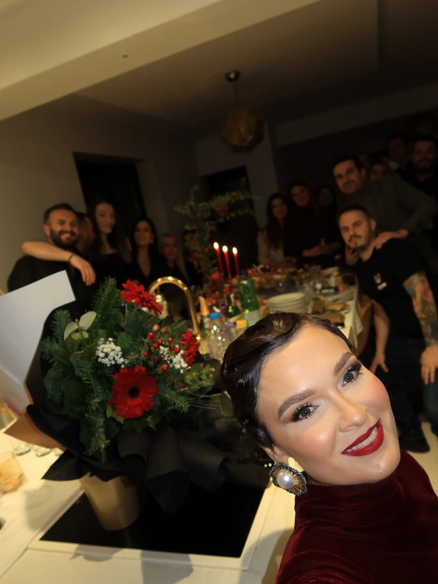 maja-kikiritkova-go-proslavi-40-tiot-rodenden-so-stil-soprugot-ja-baknuva-peat-karaoke-bela-torta-i-retro-frizura-07.jpg