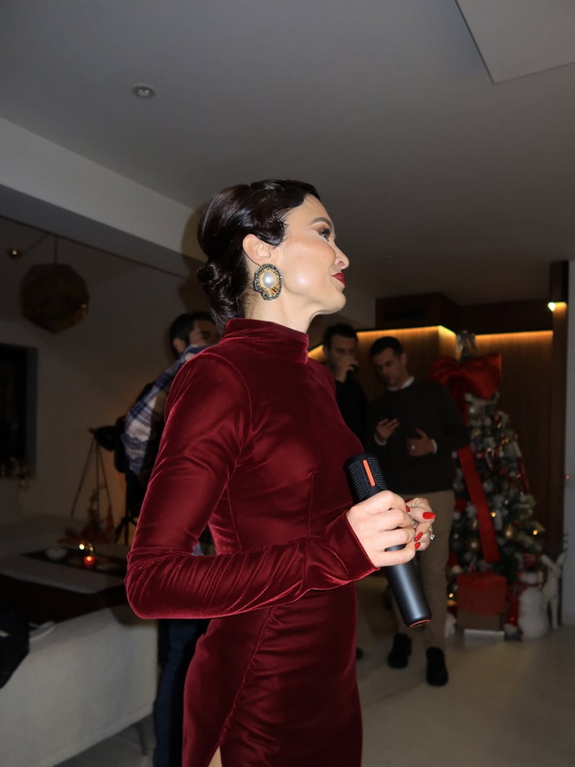 maja-kikiritkova-go-proslavi-40-tiot-rodenden-so-stil-soprugot-ja-baknuva-peat-karaoke-bela-torta-i-retro-frizura-09.jpg