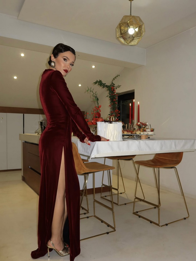 maja-kikiritkova-go-proslavi-40-tiot-rodenden-so-stil-soprugot-ja-baknuva-peat-karaoke-bela-torta-i-retro-frizura-10.jpg