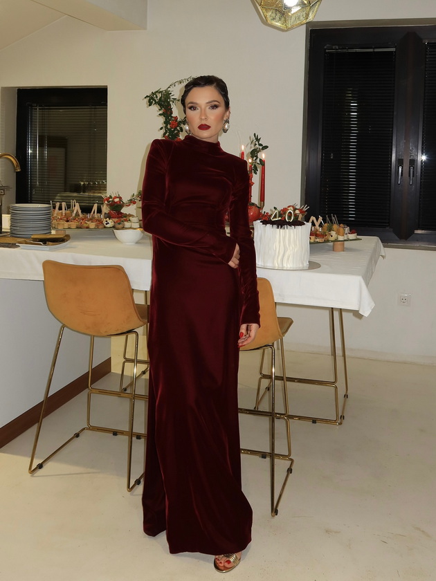 maja-kikiritkova-go-proslavi-40-tiot-rodenden-so-stil-soprugot-ja-baknuva-peat-karaoke-bela-torta-i-retro-frizura-12.jpg