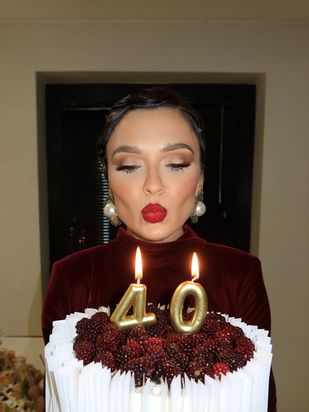 maja-kikiritkova-go-proslavi-40-tiot-rodenden-so-stil-soprugot-ja-baknuva-peat-karaoke-bela-torta-i-retro-frizura-13.jpg