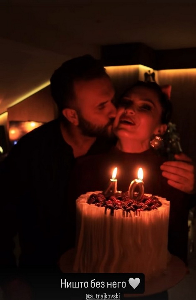 maja-kikiritkova-go-proslavi-40-tiot-rodenden-so-stil-soprugot-ja-baknuva-peat-karaoke-bela-torta-i-retro-frizura-14.jpg