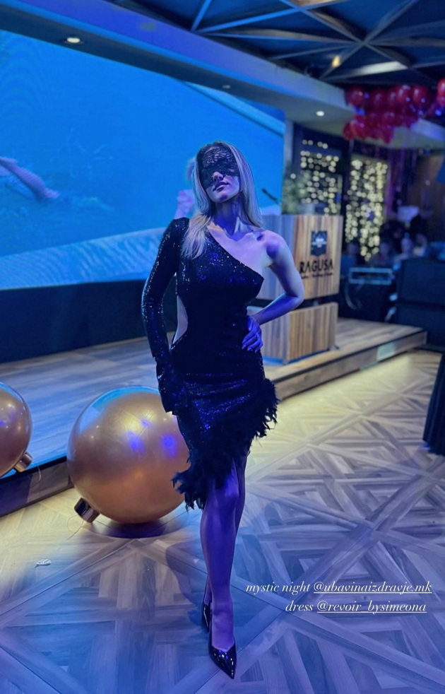 marjana-stanojkovska-vo-gol-fustan-agnesa-vo-vpechatlivi-sandali-shto-oblekoa-gostite-na-influencer-awards-2025-15.jpg
