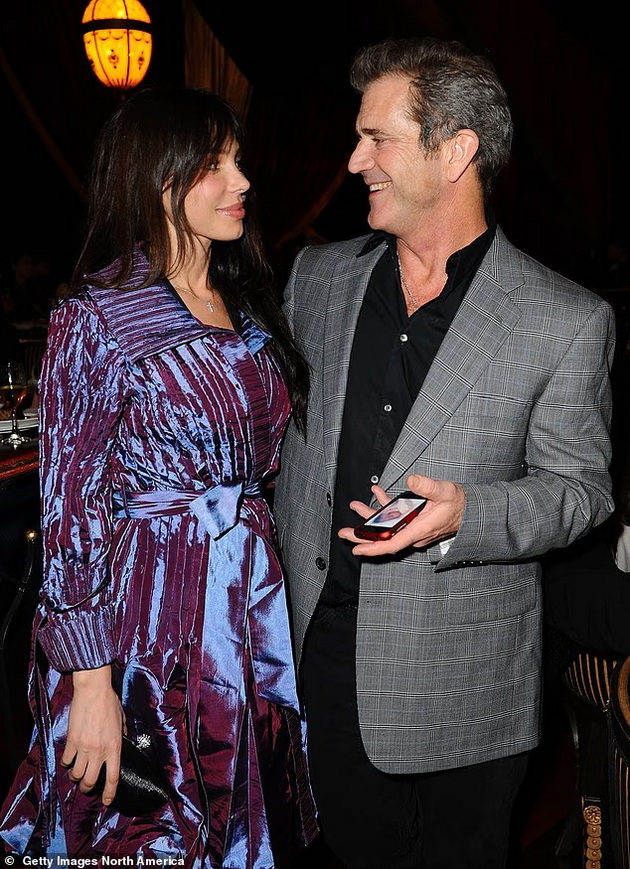 mel-gibson-69-pobara-razvod-od-34-godini-pomladata-sopruga-imaat-sin-se-kolneshe-deka-nikogash-nema-da-ja-ostavi-10.jpg