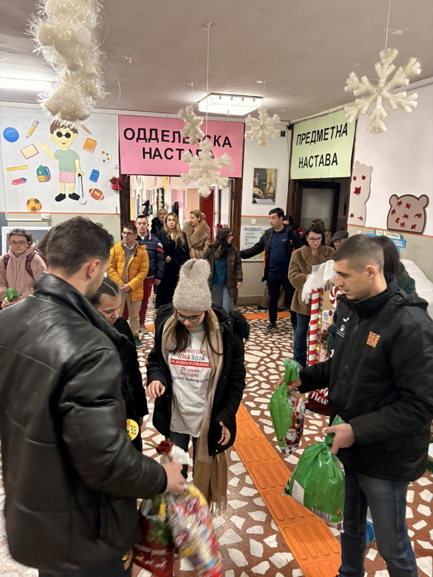 motociklistot-hristijan-buzalkovski-i-prijatelite-sobraa-1-600-paketchinja-gi-doniraa-na-deca-od-ranlivi-kategorii-sekoj-zasluzhuva-srekja-06.jpg