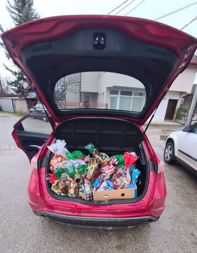 motociklistot-hristijan-buzalkovski-i-prijatelite-sobraa-1-600-paketchinja-gi-doniraa-na-deca-od-ranlivi-kategorii-sekoj-zasluzhuva-srekja-10.jpg