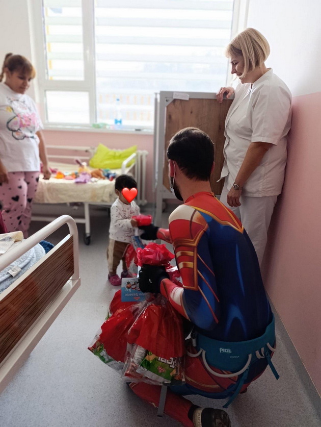 novogodishna-magija-na-detska-klinika-dedo-mraz-dojde-so-helikopter-spajdermen-deleshe-podaroci-na-bolnite-dechinja-02.jpg