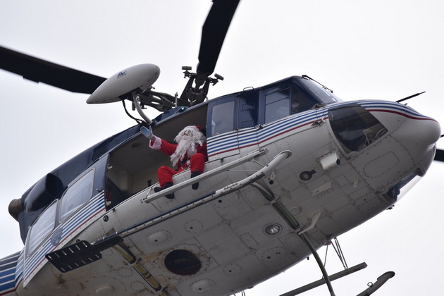 novogodishna-magija-na-detska-klinika-dedo-mraz-dojde-so-helikopter-spajdermen-deleshe-podaroci-na-bolnite-dechinja-07.jpg