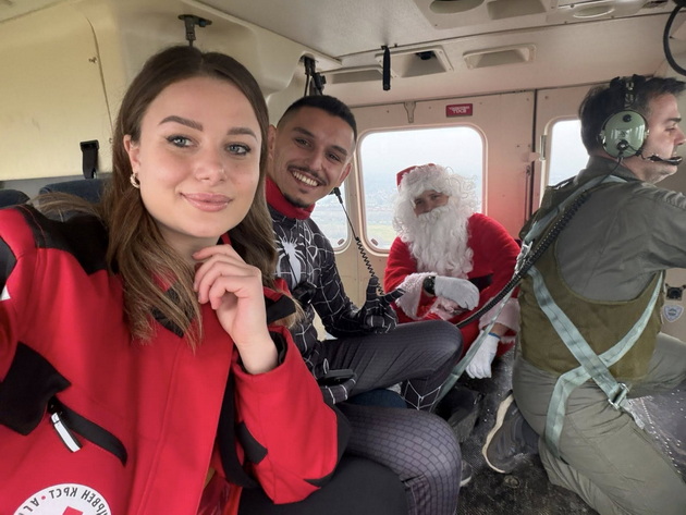novogodishna-magija-na-detska-klinika-dedo-mraz-dojde-so-helikopter-spajdermen-deleshe-podaroci-na-bolnite-dechinja-08.jpg