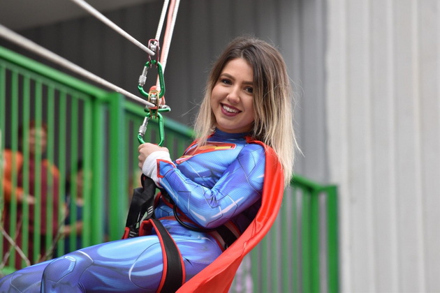 novogodishna-magija-na-detska-klinika-dedo-mraz-dojde-so-helikopter-spajdermen-deleshe-podaroci-na-bolnite-dechinja-11.jpg