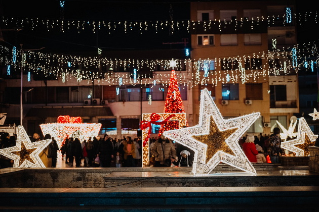 praznichna-magija-vo-shtip-gradot-bleska-so-svetilki-ukrasi-i-nakiteni-mostovi-02.jpg