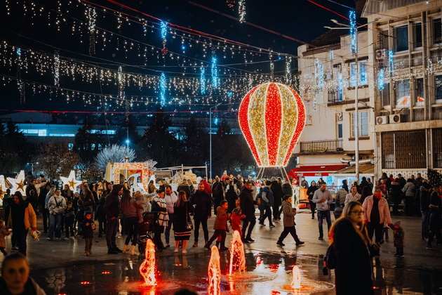 praznichna-magija-vo-shtip-gradot-bleska-so-svetilki-ukrasi-i-nakiteni-mostovi-04.jpg