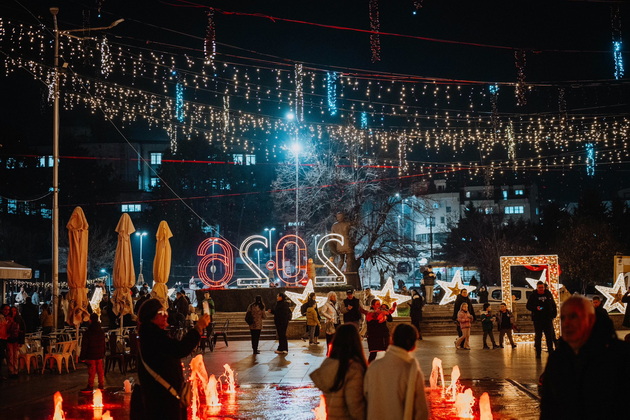 praznichna-magija-vo-shtip-gradot-bleska-so-svetilki-ukrasi-i-nakiteni-mostovi-10.jpg