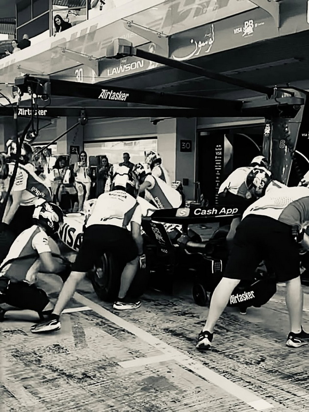 shtipjankite-andrea-i-patricija-imaa-4-didjej-seta-na-f1-vikendot-vo-abu-dabi-zapoznavme-nekolku-vozachi-bea-druzheljubivi-06.jpg
