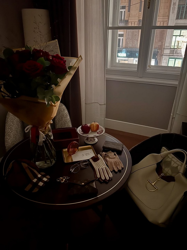 sinot-na-severina-so-prada-kapche-od-500-na-bozhikjen-market-vo-viena-pejachkata-vo-raskoshna-bunda-se-vozi-na-ringishpil-07.jpg