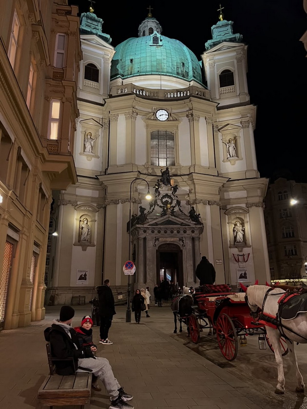 sinot-na-severina-so-prada-kapche-od-500-na-bozhikjen-market-vo-viena-pejachkata-vo-raskoshna-bunda-se-vozi-na-ringishpil-18.jpg