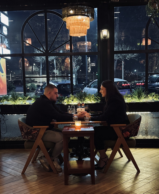 skopska-ljubovna-prikazna-omer-ja-zaprosi-sakanata-irma-22-vo-restoranot-na-adrijan-gadja-taa-se-rasplaka-od-srekja-04.jpg