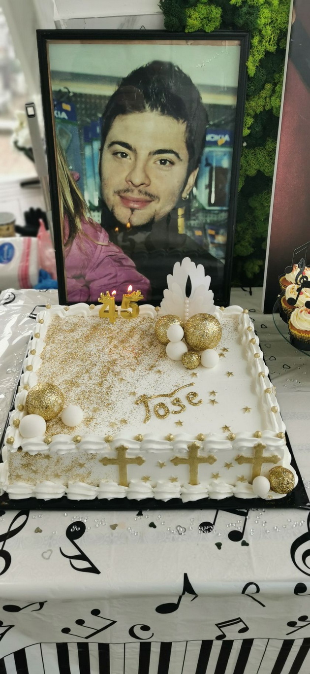 sestrata-na-toshe-go-odbelezha-negoviot-rodenden-so-torta-so-angelski-krilja-i-svekjichki-so-broj-45-01.jpg