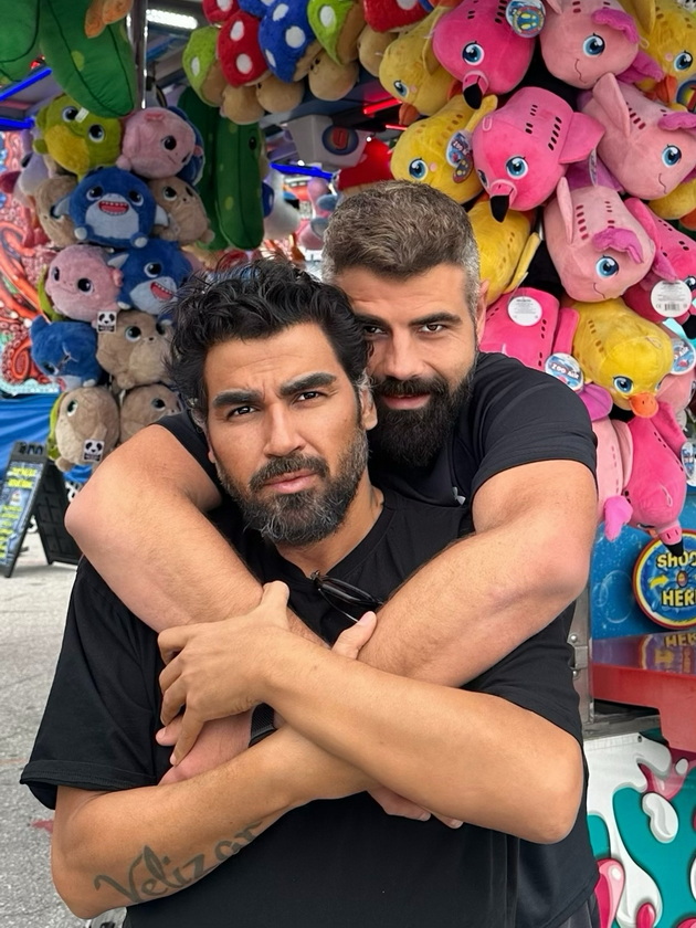 azis-objavi-fotki-so-noviot-izbranik-so-kapche-go-sakam-mojot-soprug-pregrnati-na-plazha-06.jpg