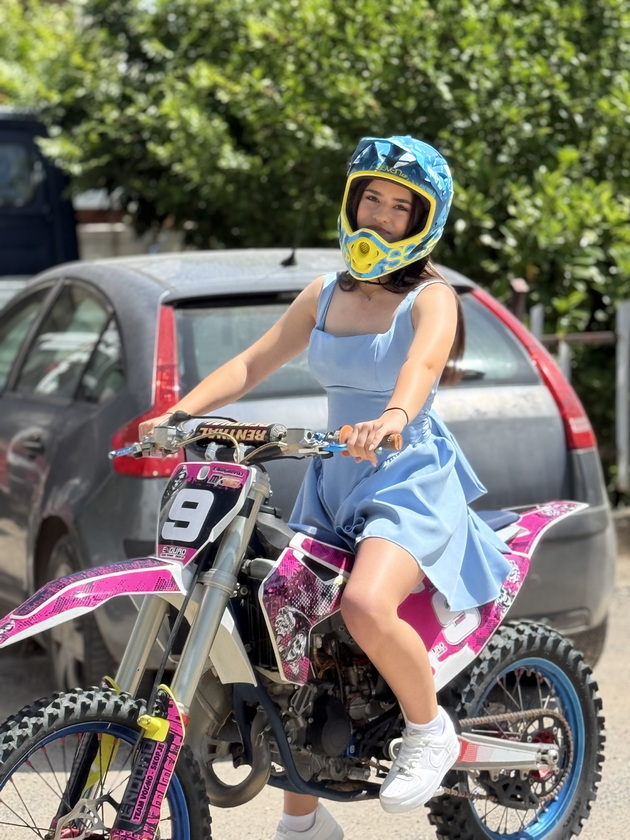 bravo-eva-15-od-bitola-vozi-motokros-i-e-edinstvenoto-devojche-shto-se-natprevaruva-vo-makedonija-06.jpeg
