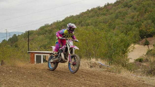 bravo-eva-15-od-bitola-vozi-motokros-i-e-edinstvenoto-devojche-shto-se-natprevaruva-vo-makedonija-08.jpeg