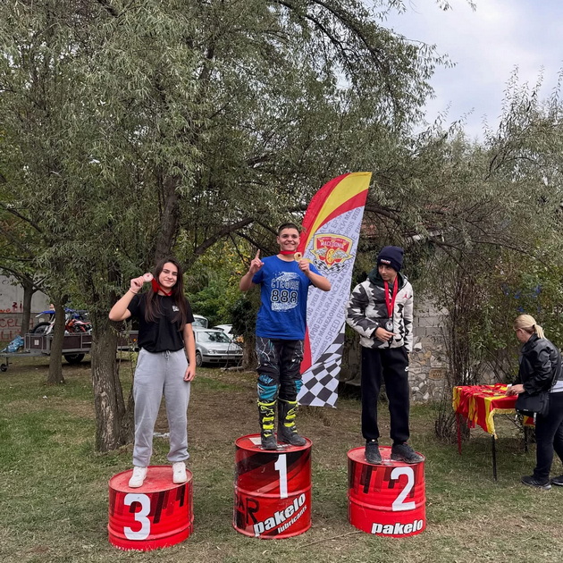 bravo-eva-15-od-bitola-vozi-motokros-i-e-edinstvenoto-devojche-shto-se-natprevaruva-vo-makedonija-10.jpeg