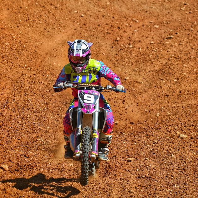 bravo-eva-15-od-bitola-vozi-motokros-i-e-edinstvenoto-devojche-shto-se-natprevaruva-vo-makedonija-11.jpeg