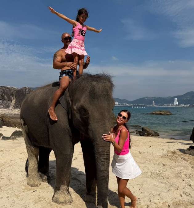 bugarskata-pejachka-preslava-41-na-odmor-vo-tajland-so-soprugot-i-kjerkata-pozira-so-shminka-na-plazha-14.jpg
