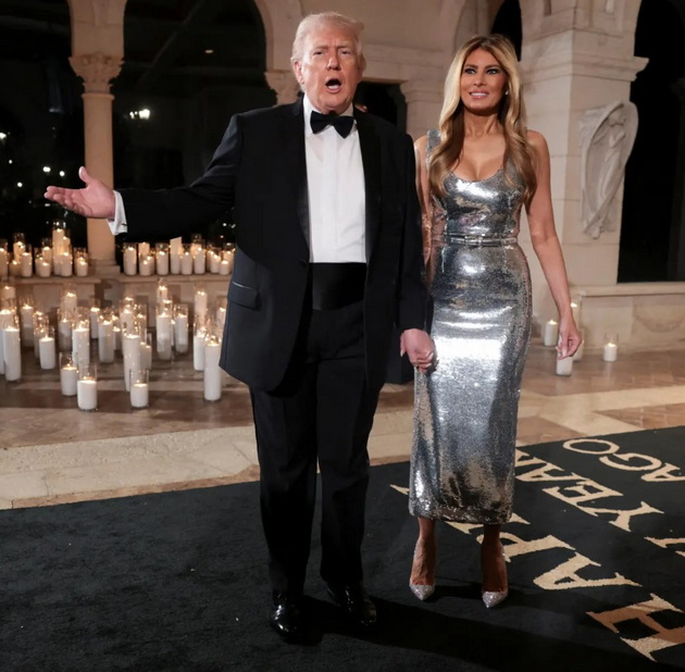 melanija-tramp-vo-svetkav-tesen-fustan-izdominira-kako-nekogash-fatena-za-raka-so-donald-tramp-03.jpg