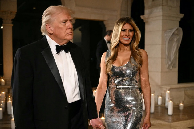 melanija-tramp-vo-svetkav-tesen-fustan-izdominira-kako-nekogash-fatena-za-raka-so-donald-tramp-04.jpg