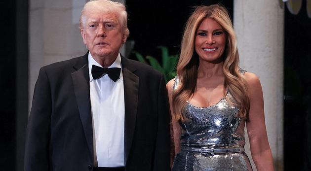 melanija-tramp-vo-svetkav-tesen-fustan-izdominira-kako-nekogash-fatena-za-raka-so-donald-tramp-06.jpg