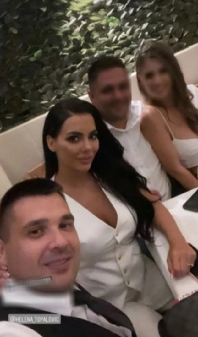 srpskata-kim-kardashijan-pozira-so-kjerkata-od-brakot-so-10-godini-postariot-soprug-koj-i-go-ukrade-na-poznata-voditelka-02.jpg