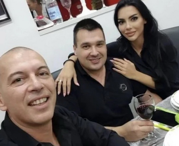 srpskata-kim-kardashijan-pozira-so-kjerkata-od-brakot-so-10-godini-postariot-soprug-koj-i-go-ukrade-na-poznata-voditelka-03.jpg