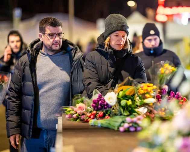 trogatelna-slika-vo-kran-montana-stotici-lugje-na-ulicite-vo-kran-montana-im-oddavaat-pochit-na-zaginatite-vo-pozharot-i-baraat-pravda-02.jpg