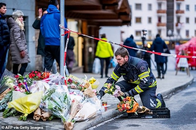 trogatelna-slika-vo-kran-montana-stotici-lugje-na-ulicite-vo-kran-montana-im-oddavaat-pochit-na-zaginatite-vo-pozharot-i-baraat-pravda-04.jpg