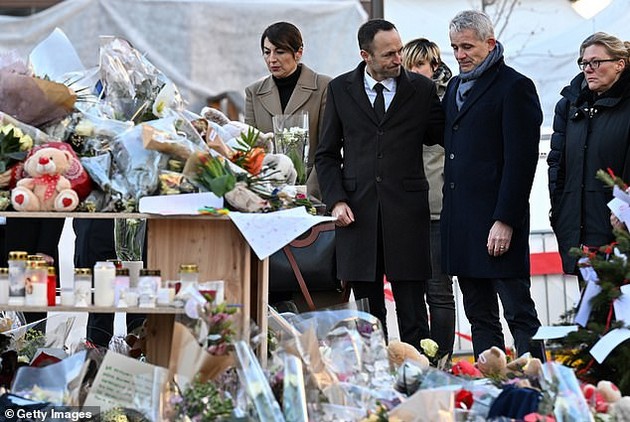 trogatelna-slika-vo-kran-montana-stotici-lugje-na-ulicite-vo-kran-montana-im-oddavaat-pochit-na-zaginatite-vo-pozharot-i-baraat-pravda-06.jpg